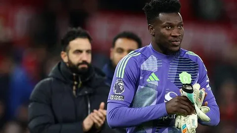 《海港荣耀再续！奥斯卡缺席，穆卡尔特独挑大梁，助球队卫冕成功》